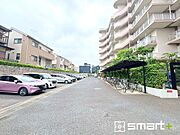 ～便利な平面駐車場～ ・広い敷地を活かした平面式の駐車場。車の出し入れが楽で利便性に優れます。 ・空き状況などもお気軽にお問い合わせくださいませ。 