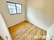 ～自然な風合いの洋室～ ・ナチュラルな色彩で纏められた洋室は家具のコーディネートもしやすくなっております。 ・どんな家具にするか考えるだけでも楽しくなってきますね。 