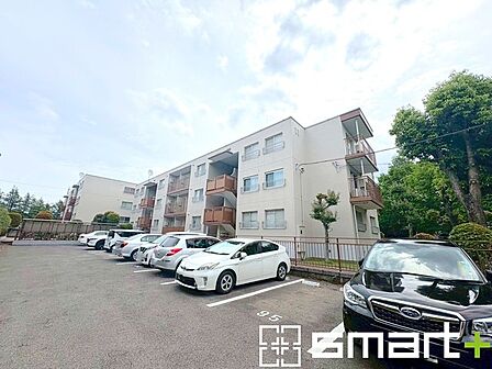 ~便利な平面駐車場~ ・広い敷地を活かした平面式の駐車場。車の出し入れが楽で利便性に優れます。 ・空き状況などもお気軽にお問い合わせくださいませ。
