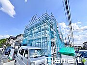 ～ベタ基礎でしっかりとした土台～ ・コンクリートの中に鉄筋を配し強度を高めた「ベタ基礎」を採用。 ・しっかりとした土台を造ったうえで、その上に建物が築造されていきます。 
