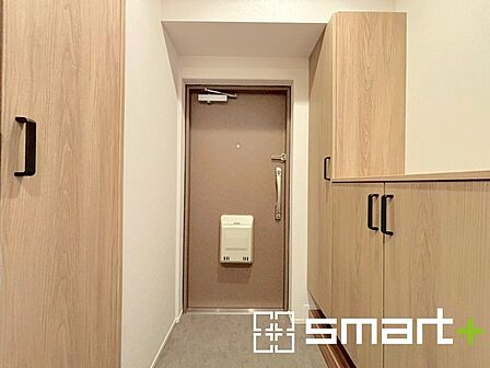 ~収納スペース充実の玄関周り~ ・圧迫感がなくスッキリ広々とした印象の玄関です。 ・備え付けのシューズボックスは充分な容量を確保。お気に入りの靴もたっぷり収納できますね。