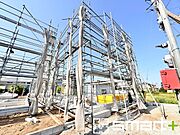 ～ベタ基礎でしっかりとした土台～ ・コンクリートの中に鉄筋を配し強度を高めた「ベタ基礎」を採用。 ・しっかりとした土台を造ったうえで、その上に建物が築造されていきます。 
