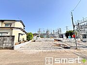 ～十分な広さのある前面道路～ ・前面道路は約5ｍございますので、お車でのすれ違いも楽々で余計なストレスがかかりません。 ・日々お車での移動が多い方には大切なポイントですね。 