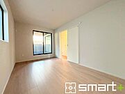～2面採光の明るいお部屋～ ・洋室は2面採光とする事で穏やかな陽の入る明るい空間となっております。 ・くつろぎのプライベート時間を明るい空間で穏やかにお過ごしいただけます。 