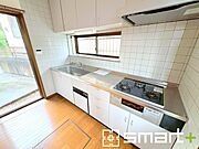 ～リビングを有効活用～ ・キッチンは対面式ではなく壁側にございますので、お部屋の中の空間を有効活用できます。 ・現地ではぜひ家具の配置などもイメージしながらご見学くださいませ。 