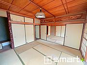 ～「和みの部屋」和室をご用意～ ・ゴロンと寝転がったり、お子様のいるご家庭ではお子様を寝かしつけたり、などご活用いただける和室をご用意。 ・やはり畳の香りは心が落ち着きますね。 