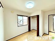 ～収納豊富な洋室～ ・各居室に備え付けの収納をご用意。タンスなどを置く場合と比べ出っ張らないので部屋の中を有効のご活用いただけます。 ・収納の広さなどぜひ現地でご確認くださいませ。 