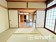 ～「和みの部屋」和室をご用意～ ・ゴロンと寝転がったり、お子様のいるご家庭ではお子様を寝かしつけたり、などご活用いただける和室をご用意。 ・やはり畳の香りは心が落ち着きますね。 