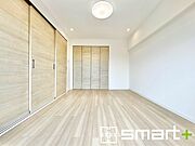 ～収納豊富な洋室～ ・各居室に備え付けの収納をご用意。タンスなどを置く場合と比べ出っ張らないので部屋の中を有効のご活用いただけます。 ・収納の広さなどぜひ現地でご確認くださいませ。 