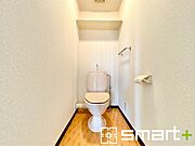 ～やはり便利なタンク式トイレ～ ・最近はタンクレストイレもございますが、タンク式の場合は停電時もお水を流すことが可能。 ・故障時なども比較的費用が安くなるなど、メリットが多くなります。 
