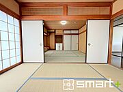 ～「離れ間」仕様の間取り～ ・1階和室はリビングに接しず離れ間となっておりますので、独立した居室としてご利用可能。 ・ご家族が多いご家庭でもプライバシーを守る事ができます。 