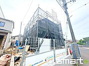 ～ベタ基礎でしっかりとした土台～ ・コンクリートの中に鉄筋を配し強度を高めた「ベタ基礎」を採用。 ・しっかりとした土台を造ったうえで、その上に建物が築造されていきます。 