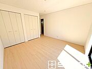 ～収納豊富な洋室～ ・各居室に備え付けの収納をご用意。タンスなどを置く場合と比べ出っ張らないので部屋の中を有効のご活用いただけます。 ・収納の広さなどぜひ現地でご確認くださいませ。 