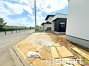 ～ベタ基礎でしっかりとした土台～ ・コンクリートの中に鉄筋を配し強度を高めた「ベタ基礎」を採用。 ・しっかりとした土台を造ったうえで、その上に建物が築造されていきます。 