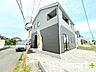 外観：～閑静な住宅街の立地～ ・周辺は閑静な住宅街となっておりますので、静かな暮らしをご実現いただけます。 ・前面道路の交通量も多くないので、小さなお子様がいるご家庭でもご安心ですね。 