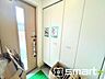 玄関：～穏やかな陽が入る玄関～ ・玄関ドアにガラス部分を設ける事で穏やかな陽の入る玄関になります。 ・備え付けのシューズボックスはたっぷりしまえて玄関がスッキリ片付きますね。