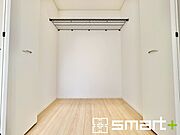 ～収納豊富な洋室～ ・各居室に備え付けの収納をご用意。タンスなどを置く場合と比べ出っ張らないので部屋の中を有効のご活用いただけます。 ・収納の広さなどぜひ現地でご確認くださいませ。 