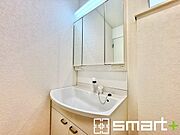 ～シャワー付き洗面台を採用～ ・洗面台の蛇口がホースで伸びシャワーとしてご利用可能。 ・朝の寝ぐせ直しなどにシャワーを使いたい時、洗面台の掃除をする際にも便利にお使いいただけますよ。 