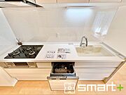 ～食器洗浄機を標準装備～ ・キッチンにはビルトインタイプの食器洗浄機を標準装備。 ・家事にかける時間を削減でき、「自分時間」を増やすことができる嬉しいアイテムです。 