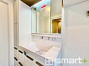 ～シャワー付き洗面化粧台～ ・新品交換した洗面化粧台はシャワー付きなので、寝ぐせ直しや洗面ボウルのお掃除にも便利です。 ・使い勝手の良い三面鏡タイプも嬉しいですね。