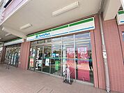 ファミリーマート佐貫駅前店　（1000m）