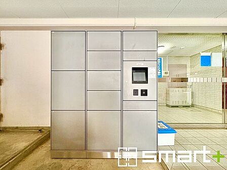 ~不在時も便利な宅配ボックス~ ・マンションエントランスに共用の宅配ボックスをご用意。 ・ネット注文も増えている中、不在時などにもお荷物の受取が可能です。