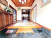 ～広い玄関～ 格式高い意匠が施された天井や端正な設えが、訪れる方を静かに迎え入れるゆとりある空間。