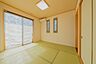 和室：～2面採光の明るいお部屋～ ・和室は2面採光とする事で穏やかな陽の入る明るい空間となっております。 ・くつろぎのプライベート時間を明るい空間で穏やかにお過ごしいただけます。 
