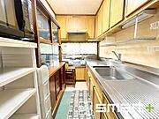 ～広々キッチンスペース～ ・キッチンスペースは余裕のある広さとなっており、キッチン内のでのすれ違いも楽々。 ・お料理や洗い物がしやすい設計となっております。 
