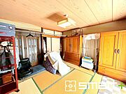 ～「和みの部屋」和室をご用意～ ・ゴロンと寝転がったり、お子様のいるご家庭ではお子様を寝かしつけたり、などご活用いただける和室をご用意。 ・やはり畳の香りは心が落ち着きますね。 