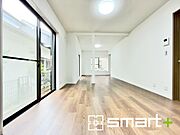 ～穏やかな陽の入るＬＤＫ～ ・大きな窓のあるＬＤＫは陽当りも良好で明るい空間となっております。 ・ご家族団らんなど過ごす時間の多いＬＤＫが明るいのは嬉しいポイントですね。 