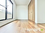 ～収納豊富な洋室～ ・各居室に備え付けの収納をご用意。タンスなどを置く場合と比べ出っ張らないので部屋の中を有効のご活用いただけます。 ・収納の広さなどぜひ現地でご確認くださいませ。 