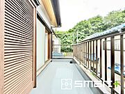 ～洗濯物も干しやすいバルコニー～ ・陽当たり良好のバルコニーは毎日のお洗濯に大活躍。 ・テラス屋根等のオプションもお気軽にご相談くださいませ。 