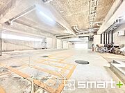 ～便利な平面駐車場～ ・広い敷地を活かした平面式の駐車場。車の出し入れが楽で利便性に優れます。 ・空き状況などもお気軽にお問い合わせくださいませ。 