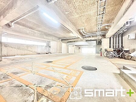~便利な平面駐車場~ ・広い敷地を活かした平面式の駐車場。車の出し入れが楽で利便性に優れます。 ・空き状況などもお気軽にお問い合わせくださいませ。
