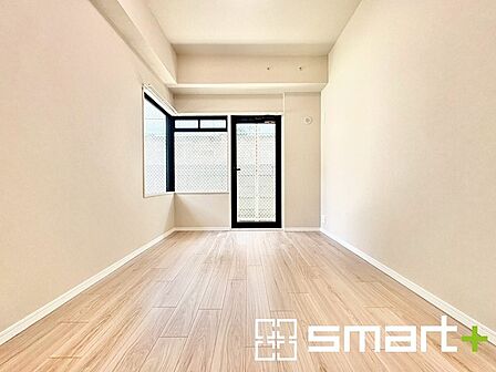 ～2面採光の明るいお部屋～ ・洋室は2面採光とする事で穏やかな陽の入る明るい空間となっております。 ・くつろぎのプライベート時間を明るい空間で穏やかにお過ごしいただけます。 
