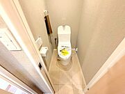 ～やはり便利なタンク式トイレ～ ・最近はタンクレストイレもございますが、タンク式の場合は停電時もお水を流すことが可能。 ・故障時なども比較的費用が安くなるなど、メリットが多くなります。 
