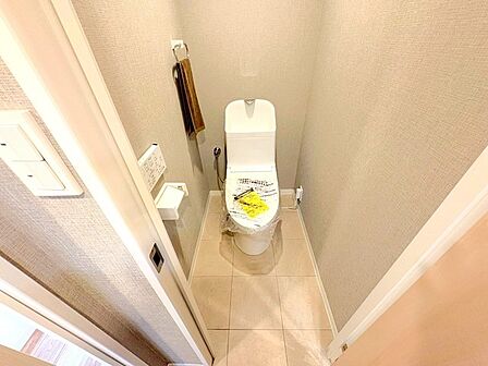 ~やはり便利なタンク式トイレ~ ・最近はタンクレストイレもございますが、タンク式の場合は停電時もお水を流すことが可能。 ・故障時なども比較的費用が安くなるなど、メリットが多くなります。