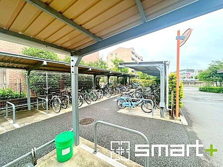 ~敷地内に駐輪場もございます~ ・もちろんですが駐輪場もございますので、自転車をご利用の方もご安心くださいませ。 ・ご内覧の際はぜひ共用部も併せてご確認ください。