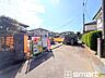 外観：～十分な広さのある前面道路～ ・前面道路は約4ｍございますので、お車でのすれ違いも可能で余計なストレスがかかりません。 ・日々お車での移動が多い方には大切なポイントですね。 