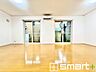 リビング/ダイニング：～穏やかな陽の入るＬＤＫ～ ・大きな窓のあるＬＤＫは陽当りも良好で明るい空間となっております。 ・ご家族団らんなど過ごす時間の多いＬＤＫが明るいのは嬉しいポイントですね。 