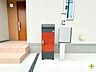 玄関：～宅配ボックスを標準装備～ ・ネットショッピングが当たり前になった今の時代に嬉しい宅配ボックスを標準装備。 ・お仕事や外出の際もお荷物の受取が可能です。 