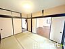 和室：〜2面採光の明るいお部屋〜 ・和室は2面採光とする事で穏やかな陽の入る明るい空間となっております。 ・玄関からも直接出入り可能なのでゲストルームにも利用できますね。