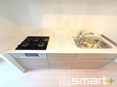 ~リビングを有効活用~ ・キッチンは対面式ではなく壁側にございますので、お部屋の中の空間を有効活用できます。 ・現地ではぜひ家具の配置などもイメージしながらご見学くださいませ。