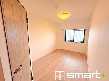 ~明るく暖かな光が差し込む洋室~ ・窓からたっぷりの光が舞い込み、お部屋全体を優しく包み込んでくれます。 ・くつろぎのプライベート時間を明るい空間で穏やかにお過ごしいただけます。