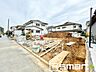 外観：〜十分な広さのある前面道路〜・前面道路は約５ｍございますので、お車でのすれ違いも楽々で余計なストレスがかかりません。・日々お車での移動が多い方には大切なポイントですね。