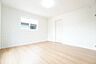 寝室：2階8帖洋室。バルコニーがあるお部屋です。主寝室として使われることが多いお部屋で、6帖洋室とつながっており収納部屋としても使うこともできそうです。※類似物件の参考画像です。
