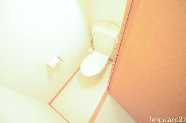 画像7:明るく清潔感のあるトイレ