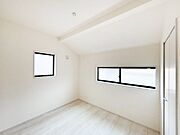 2面採光で気持ちよく自然光が取り入れられるのでお子様のお部屋にもピッタリ
