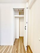 毎日着る衣類や荷物などの収納に便利なクローゼット付き。